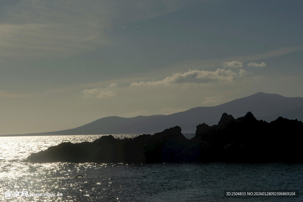 海边日落时分的壮丽景致