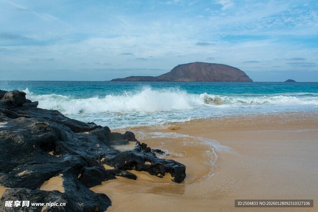 海边沙滩与礁石风景图