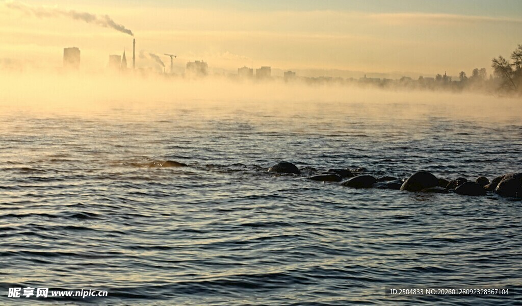 海上日出时分的朦胧景象