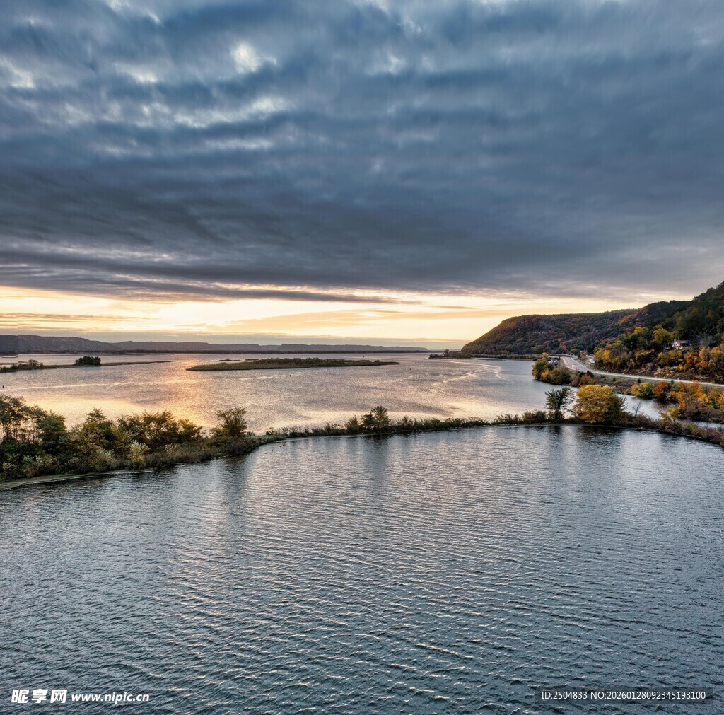 湖畔黄昏美景