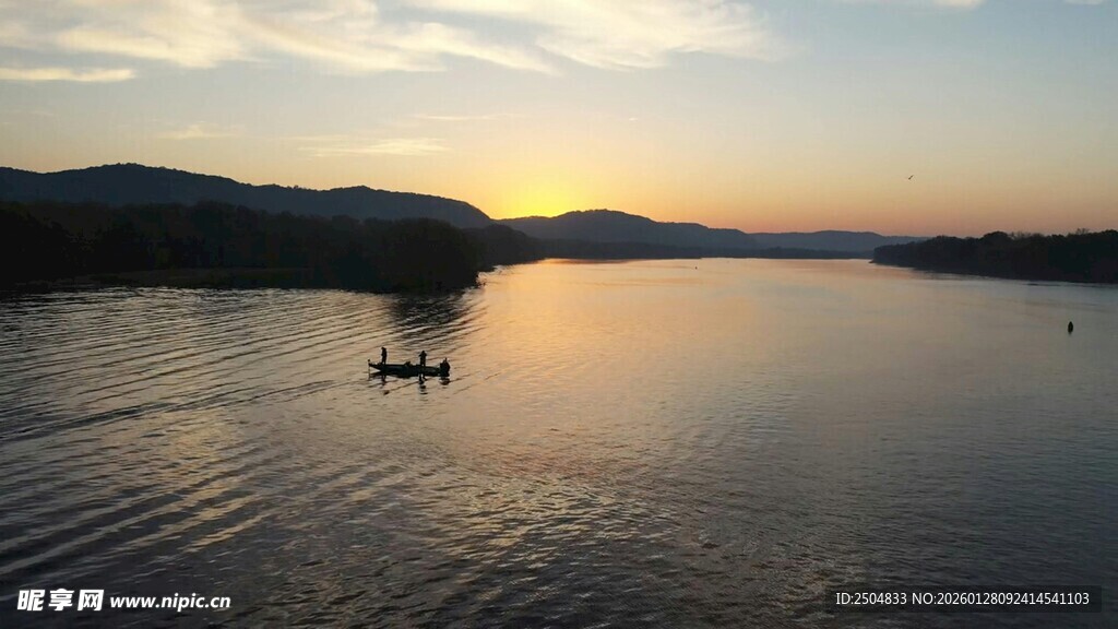 夕阳下宁静湖面的小船