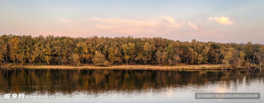 湖畔秋色倒影如画