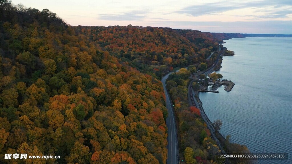 秋日湖畔斑斓山林美景