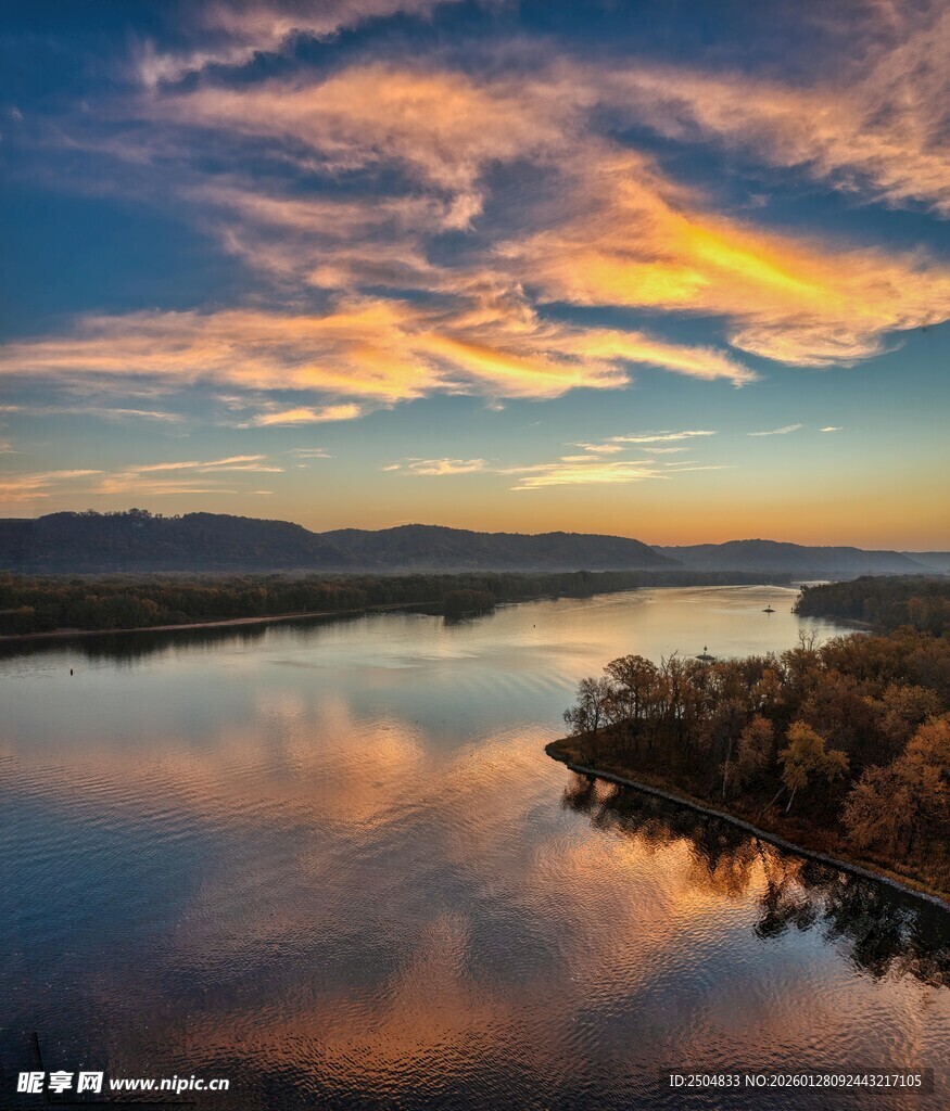 湖畔绚丽晚霞风景
