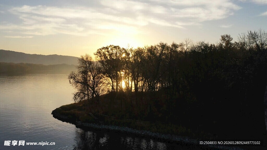 湖畔日落美景