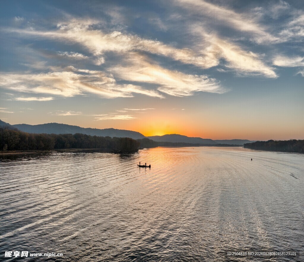 日落时分的宁静江面
