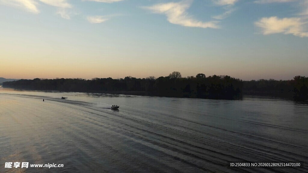 夕阳下的宁静湖面泛舟