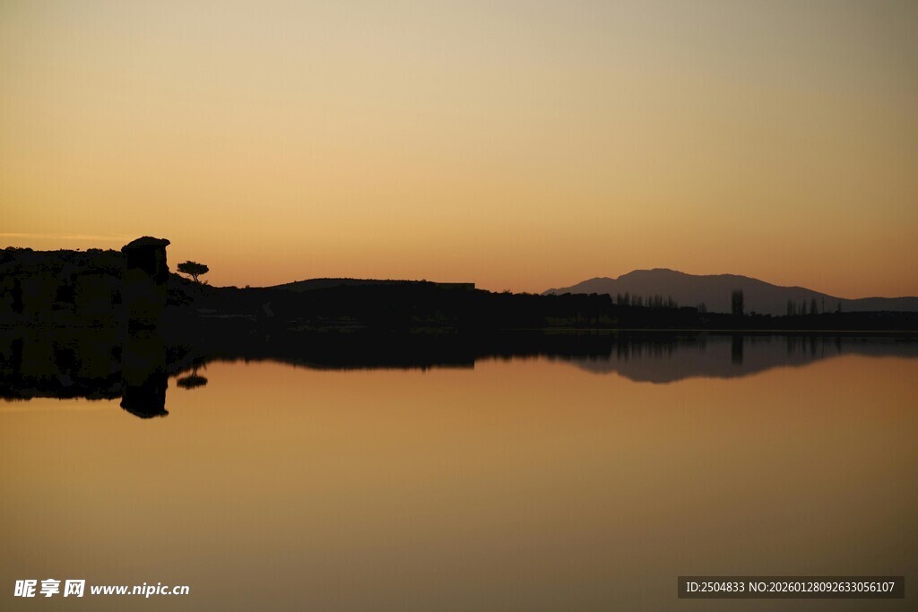 黄昏湖畔静谧倒影美景