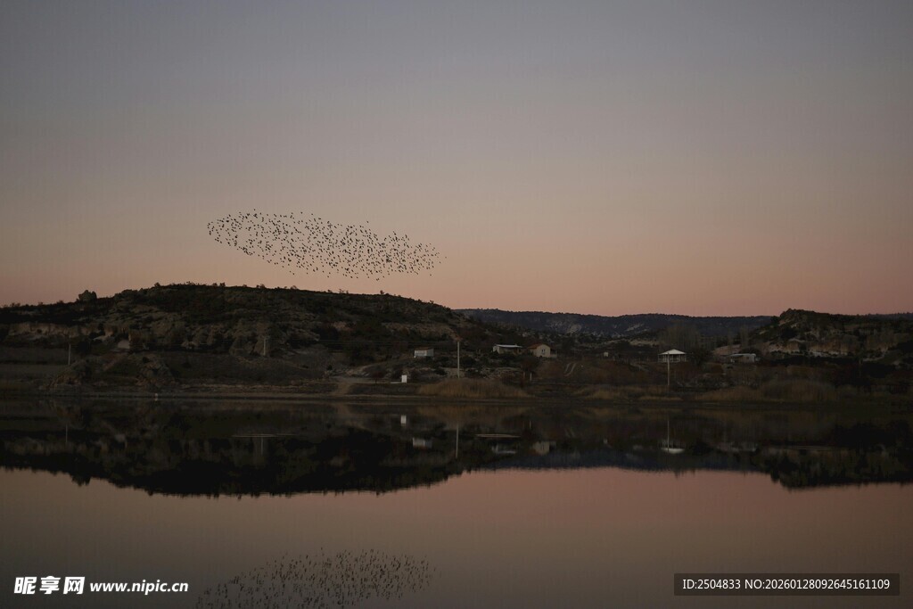 黄昏湖畔美景倒影