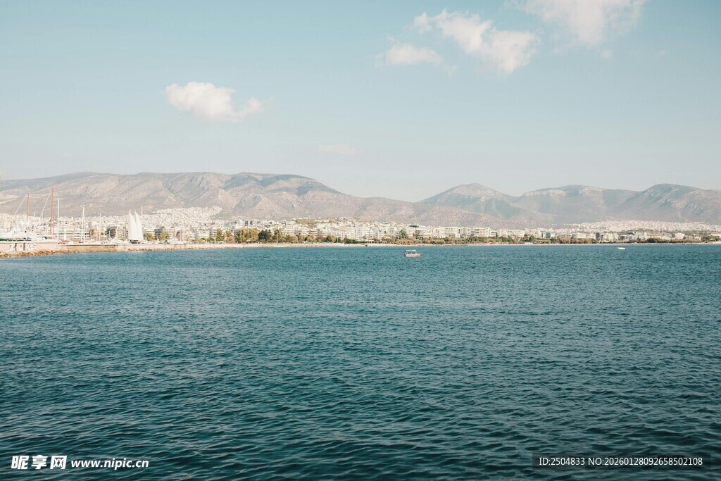 碧海蓝天远处山峦景色