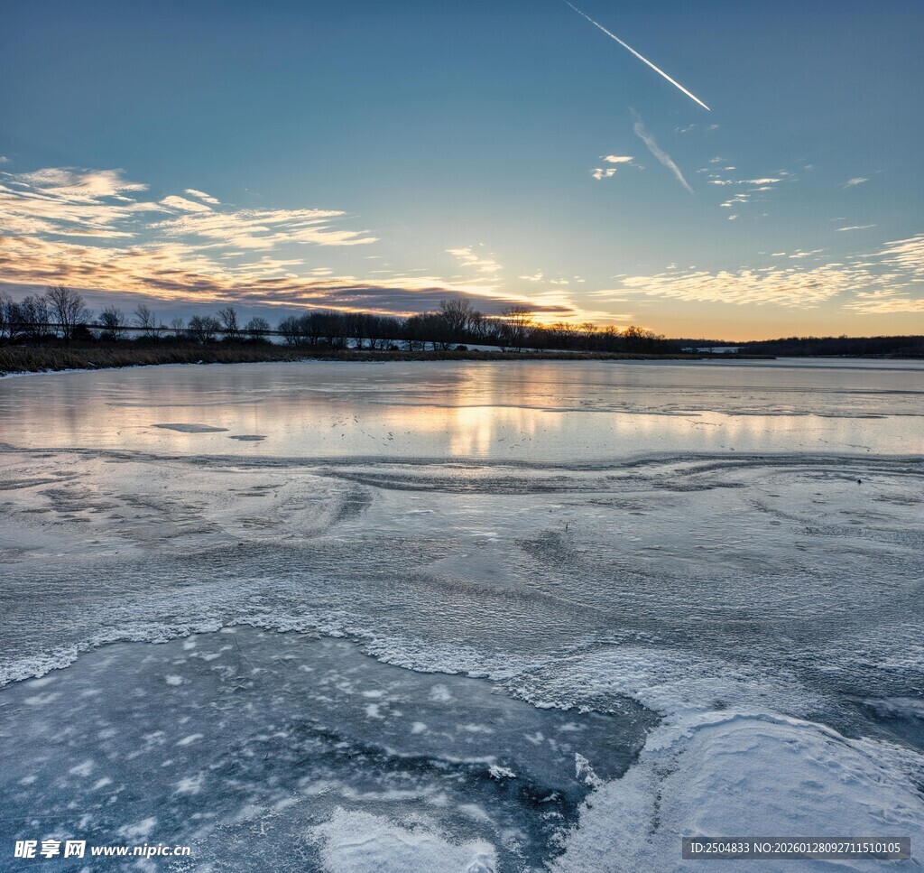 冬日冰封湖面的美丽景象