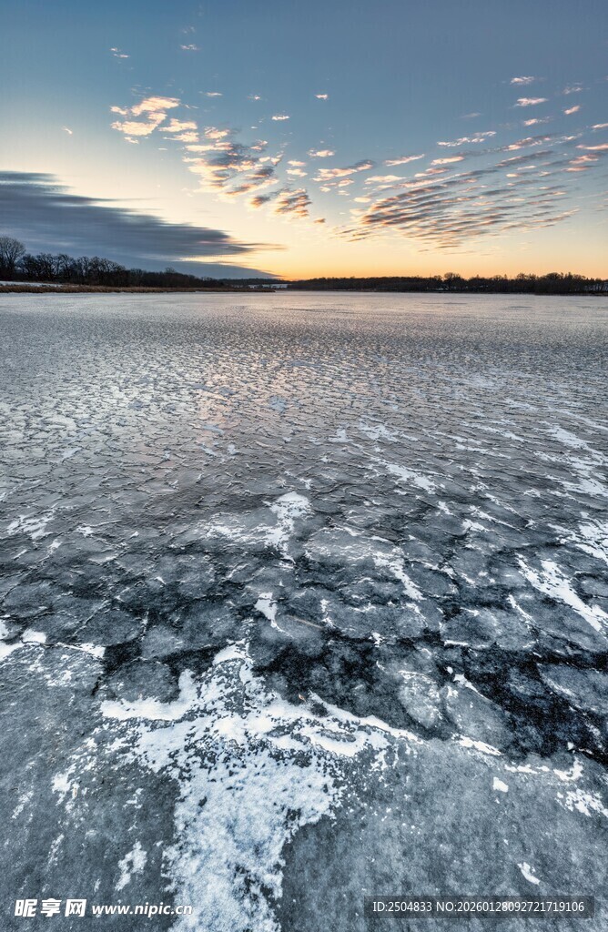 冰封湖面的壮丽日出景观