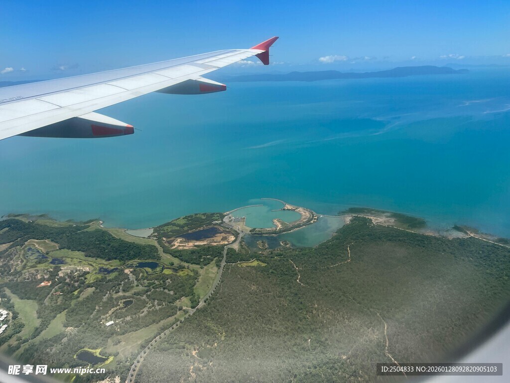 机上俯瞰碧海与陆地