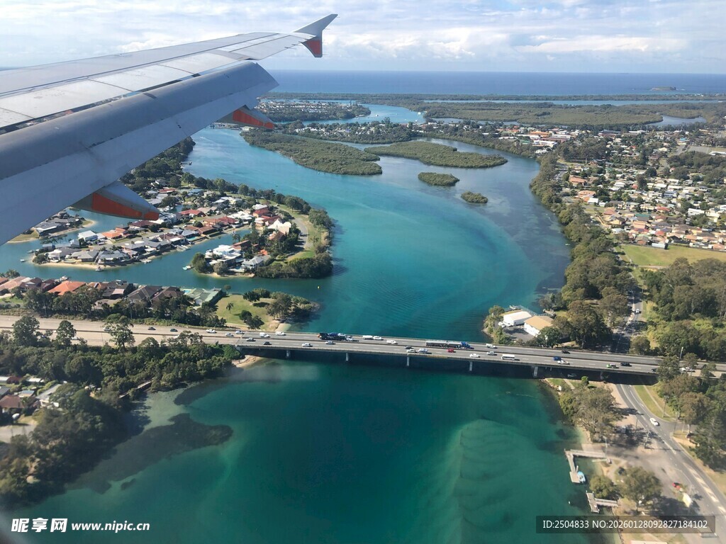 俯瞰美丽河畔城镇风光