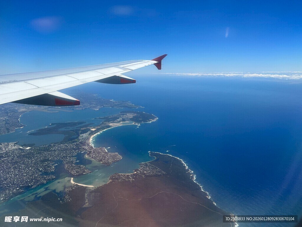 高空俯瞰海岛与飞行飞机