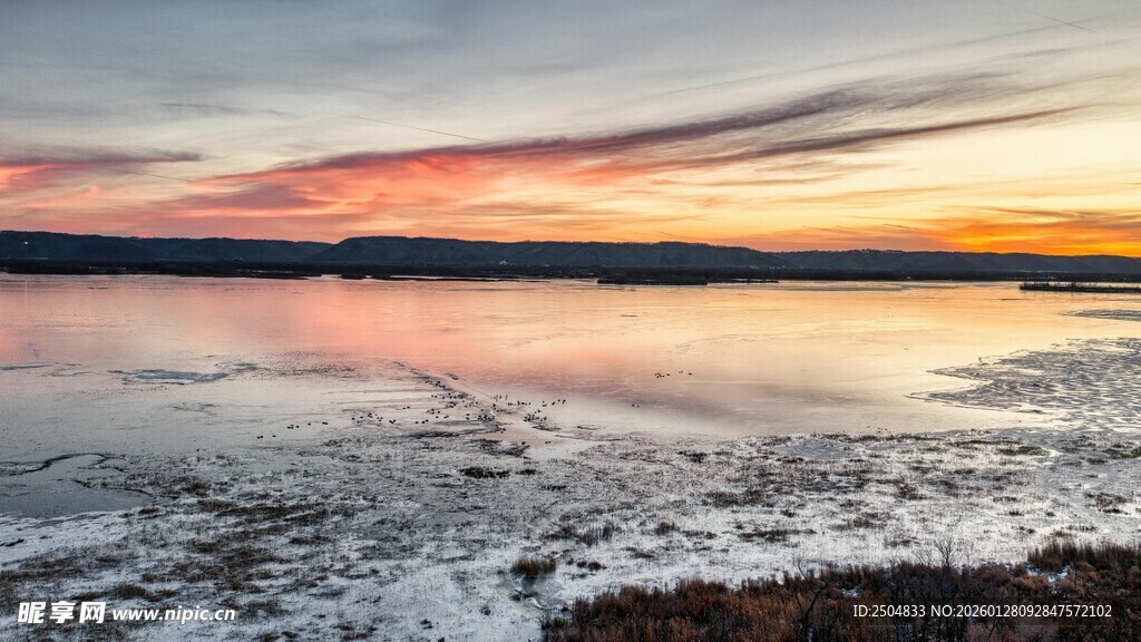 夕阳下的静谧湖面美景