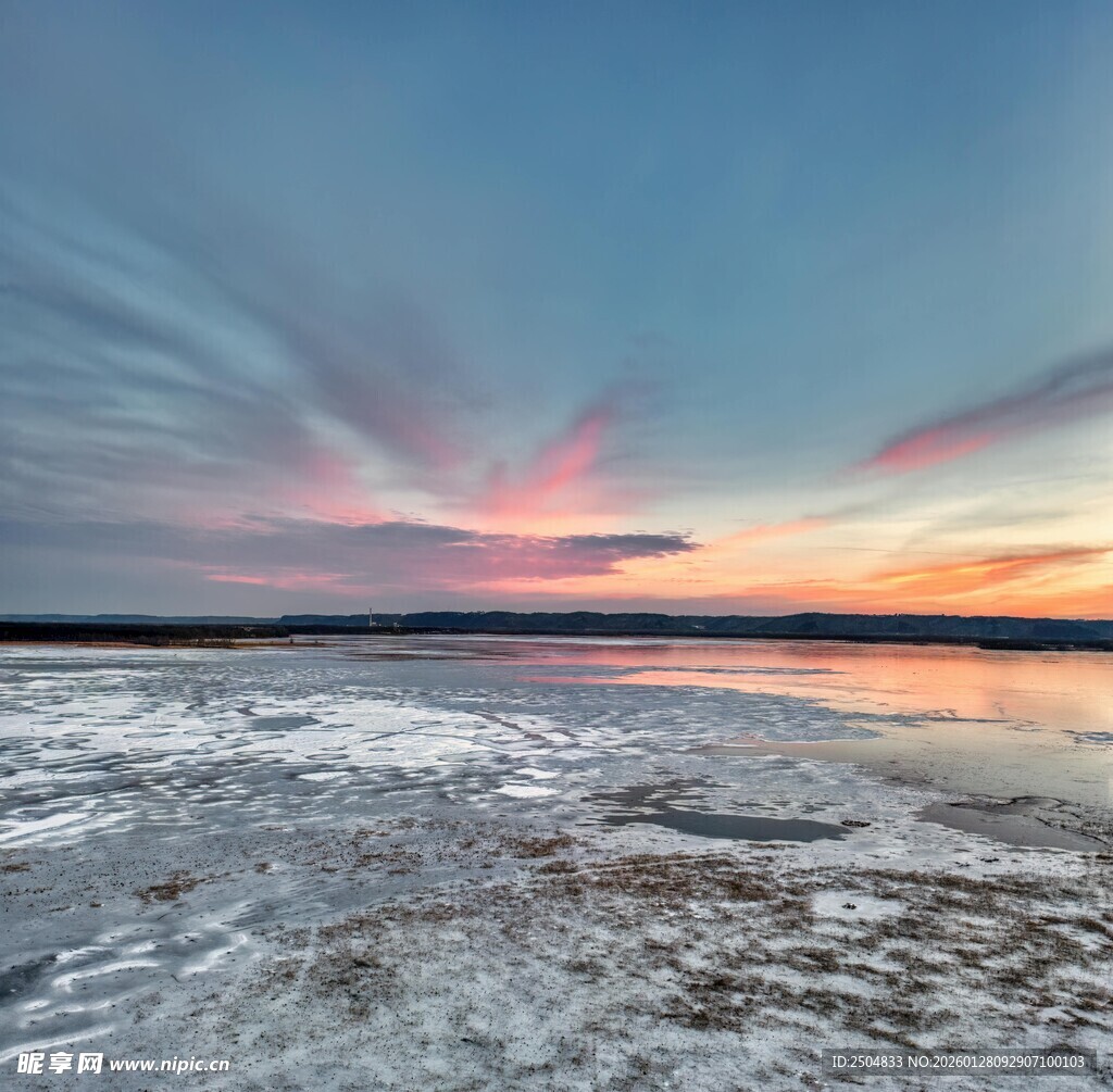 夕阳下的冰封湖面美景