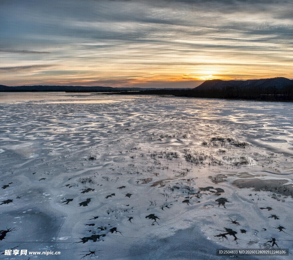 雪野上的壮丽日落景观