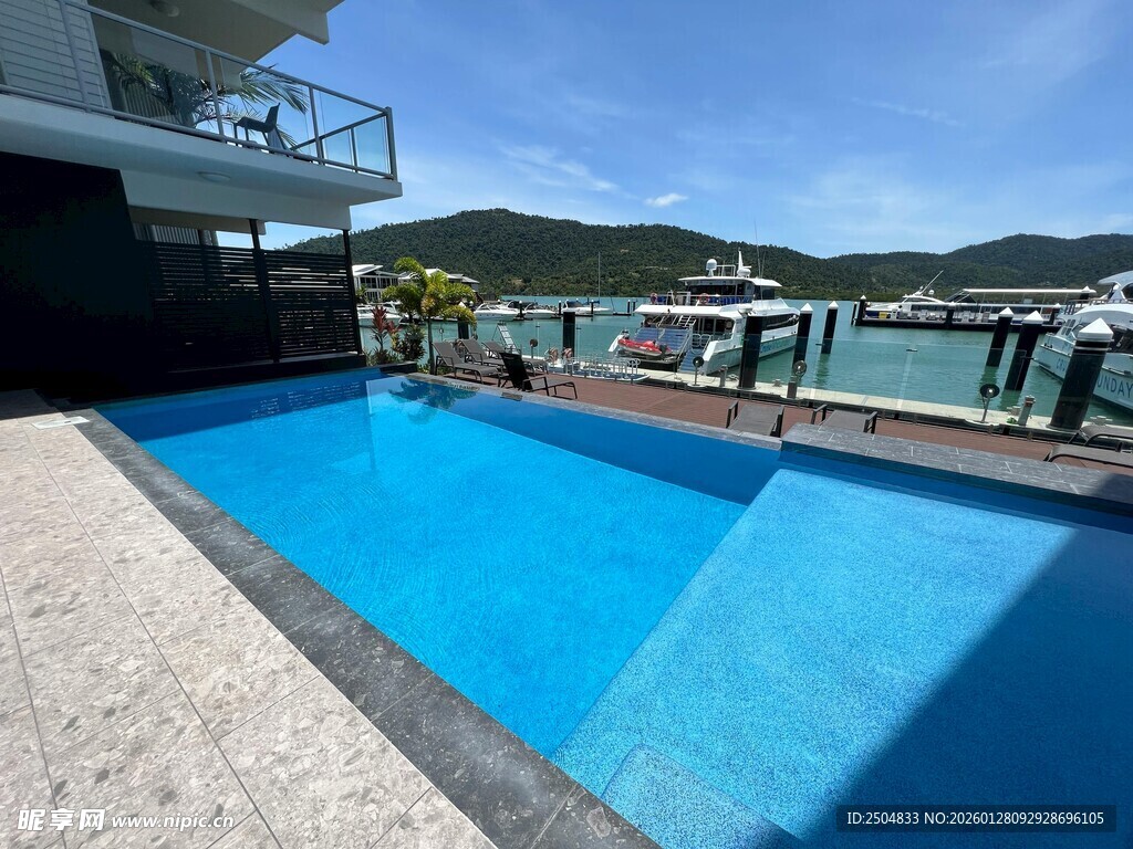 海 度假屋旁的清澈泳池