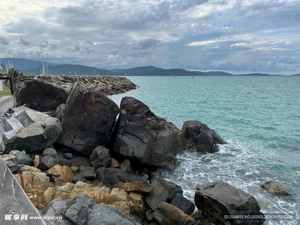 海边礁石与辽阔蔚蓝大海