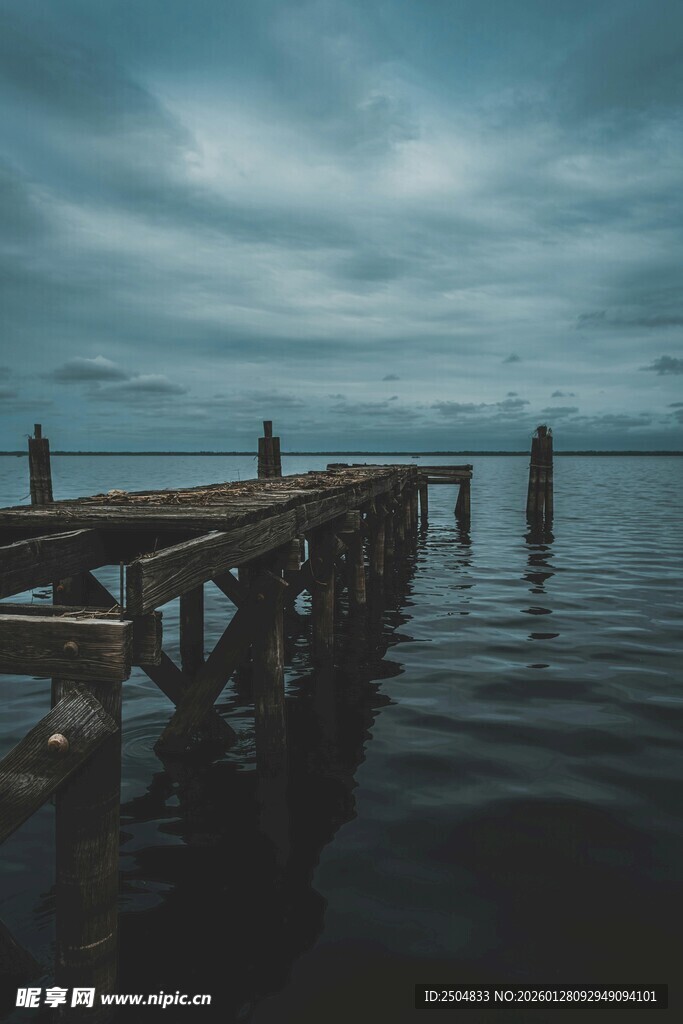 宁静海面的老旧木质栈桥