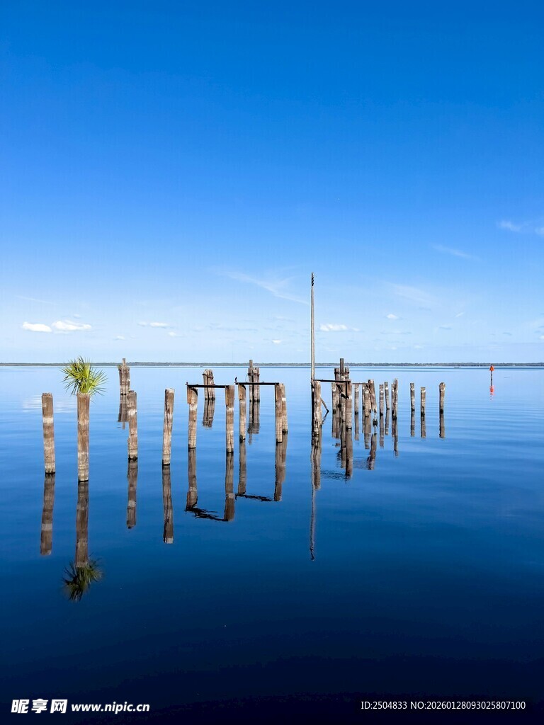 海上木桩 静谧蓝色水域