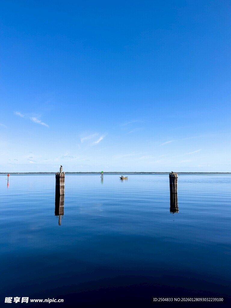 平静海面的水中立柱景观