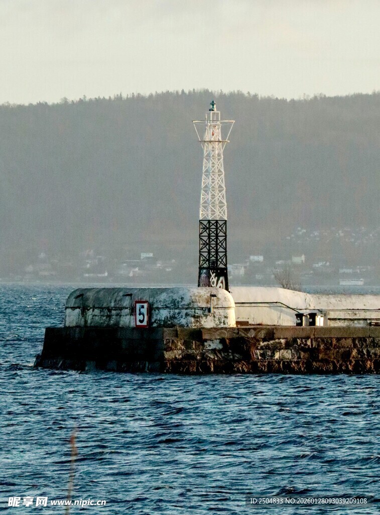 海上灯塔屹立于码头