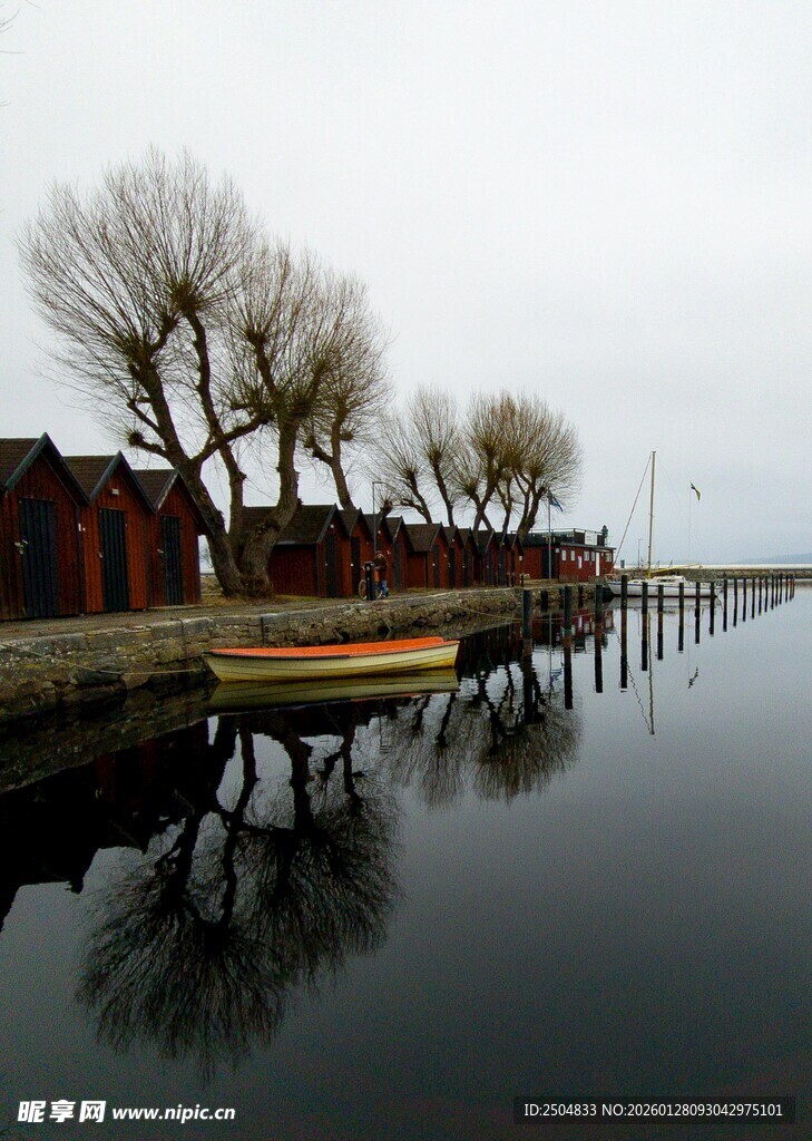 宁静水边村落倒影美景