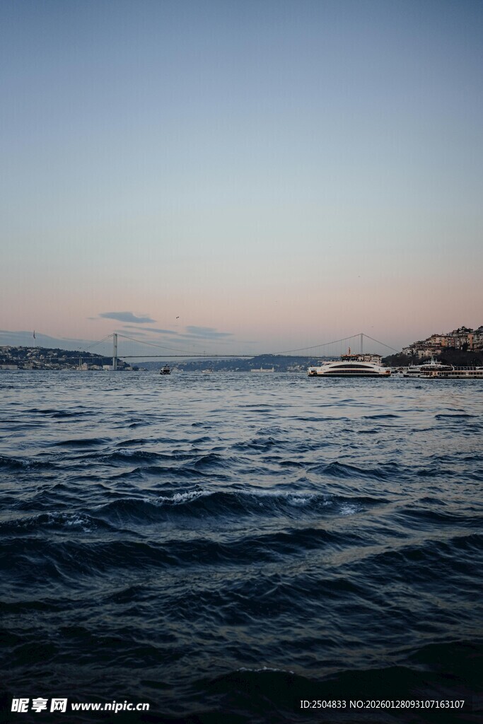 海边暮色中的宁静海面
