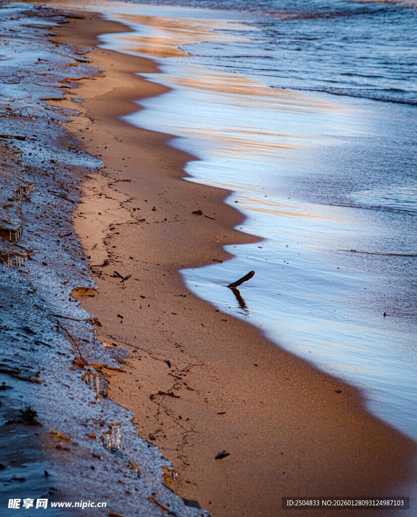 夕阳下的沙滩海浪美景