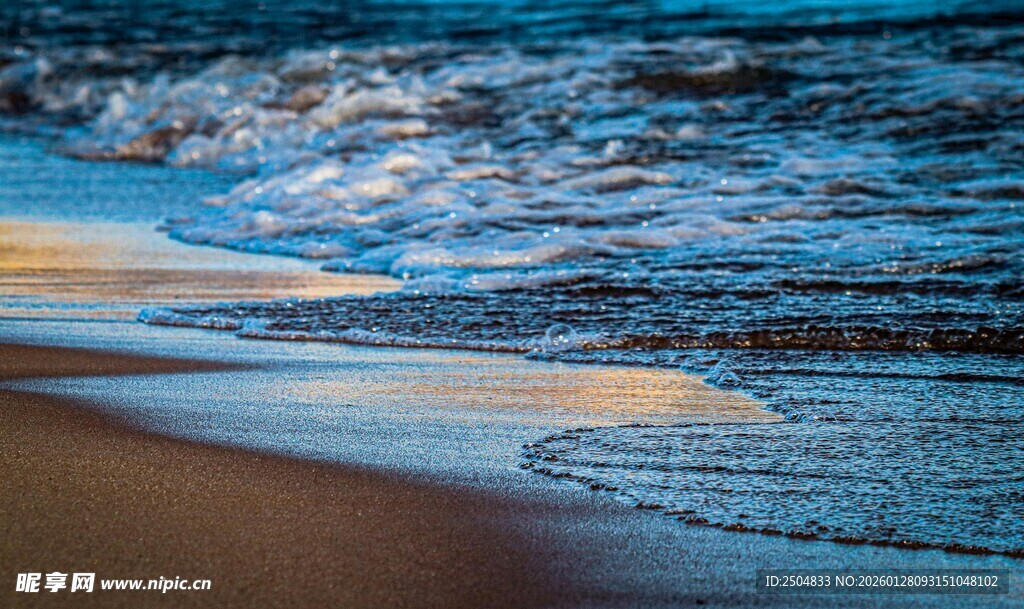 海浪轻拍沙滩的美丽景象