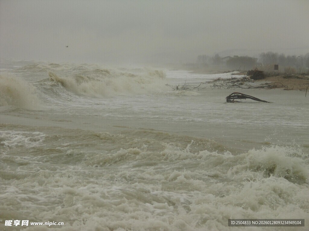 汹涌海浪拍打海岸景象