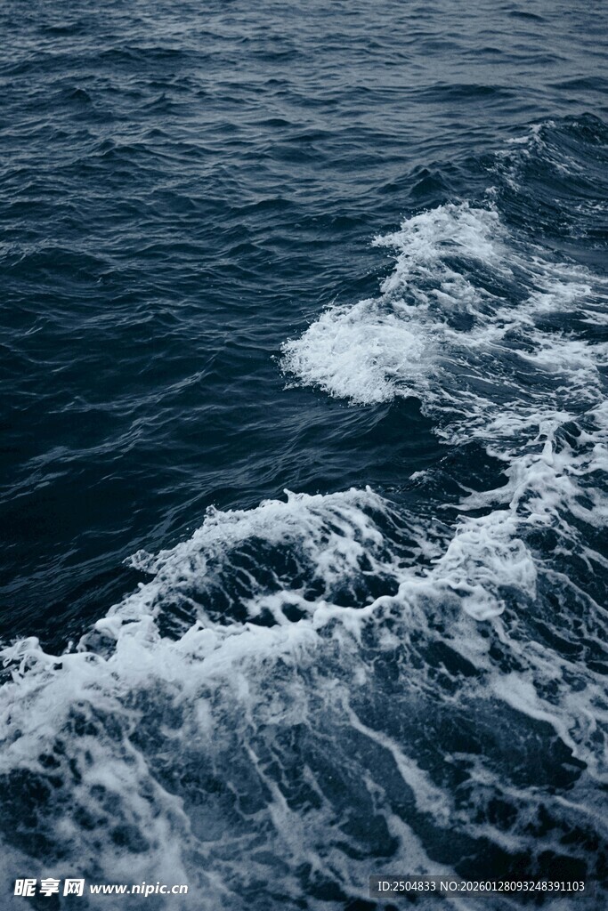 海上翻涌的白色浪花