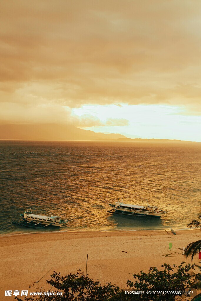 海边日落时的静谧船只