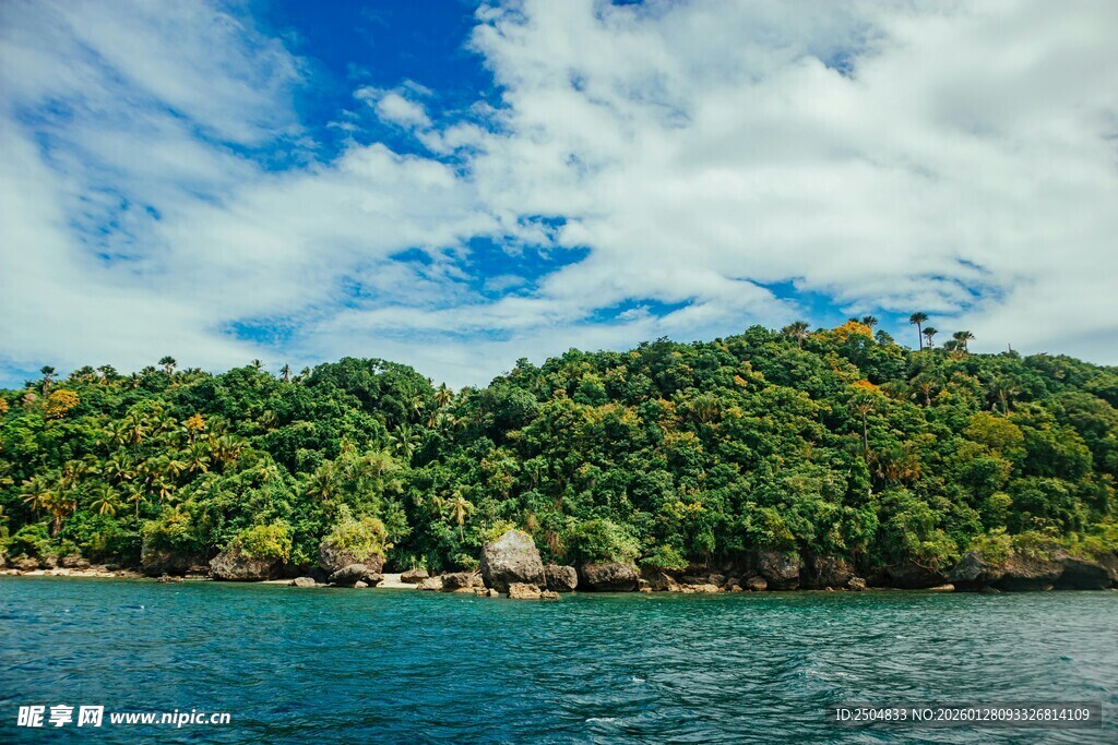 碧海蓝天中的翠绿岛屿