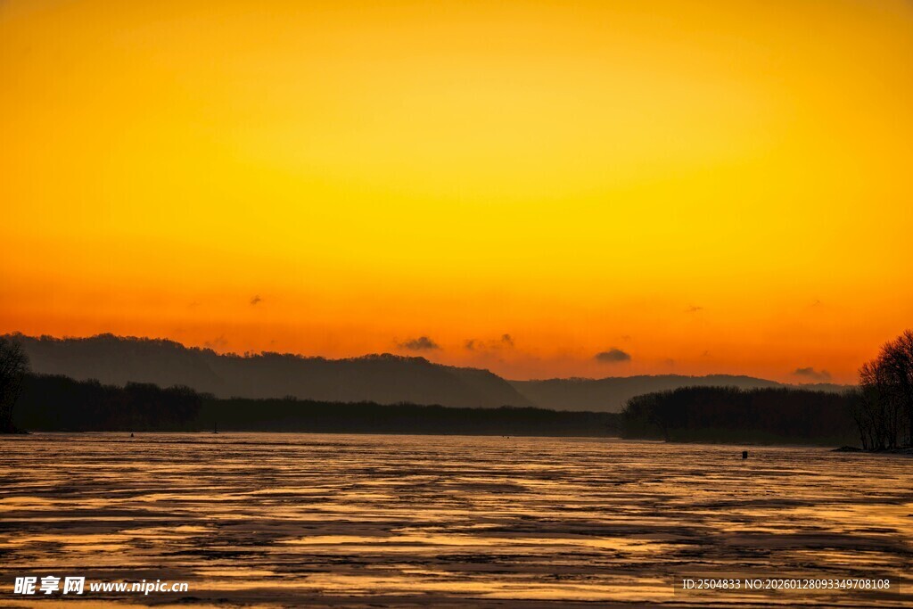 夕阳下波光粼粼的水面