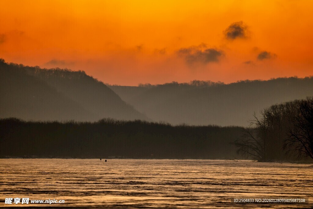 夕阳下的宁静江面景色