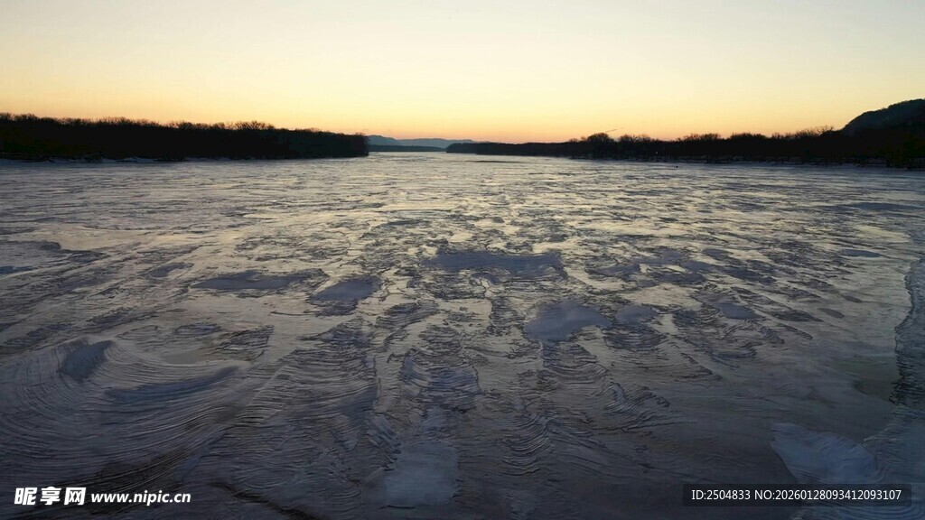 夕阳下的雪地景观