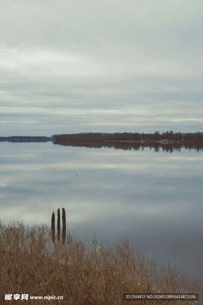 宁静湖面与岸边景致