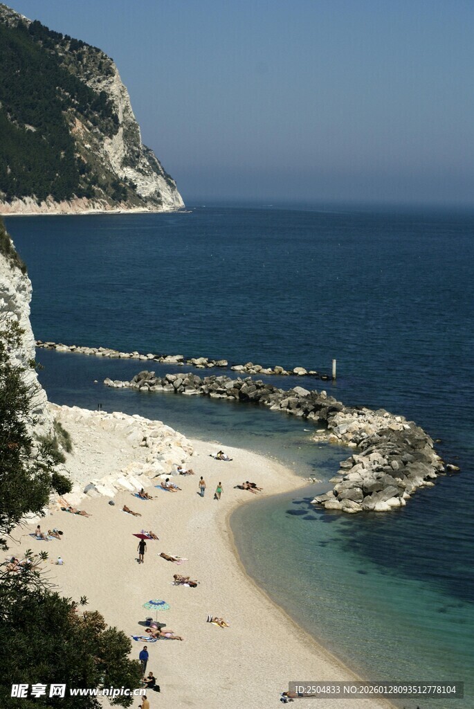 美丽海滨沙滩与远处山峦