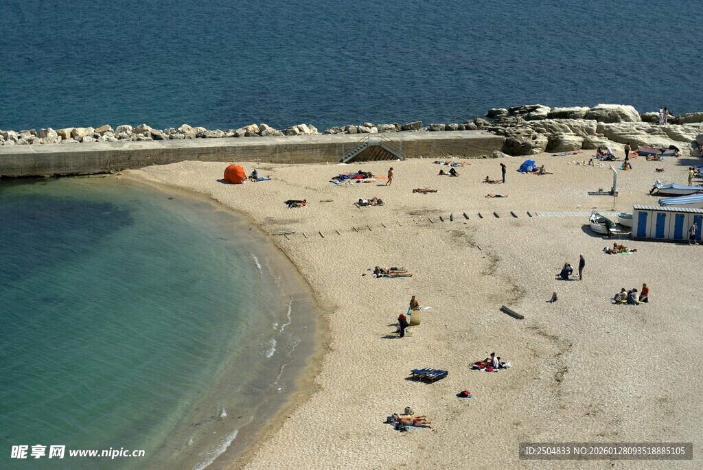 美丽海滨沙滩休闲场景