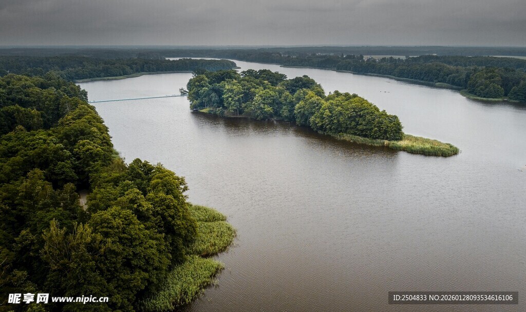 河畔葱郁岛屿景观