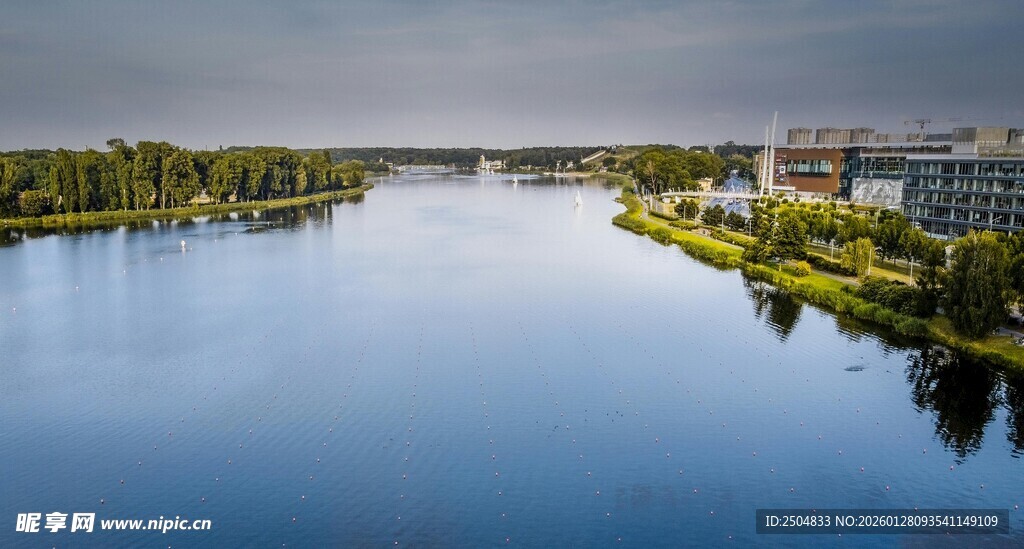 河畔城市风光美景