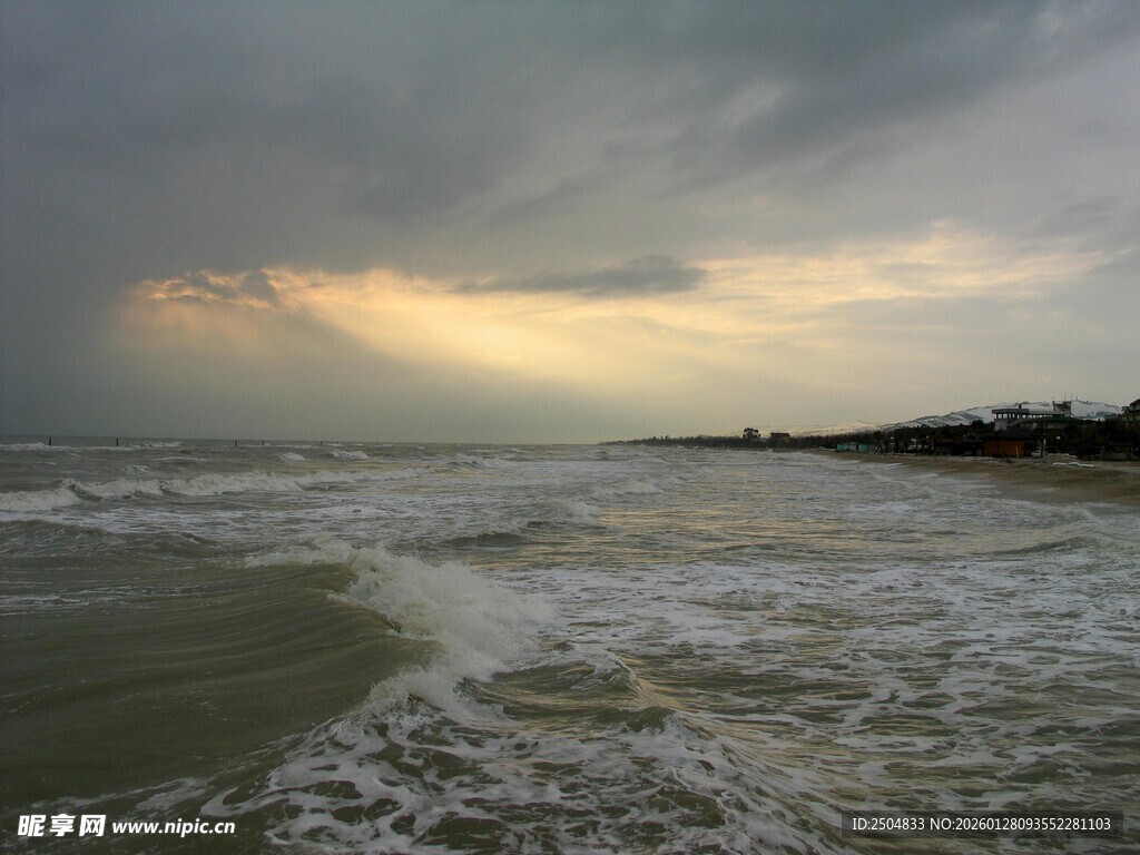 海边黄昏时的壮阔海浪景观