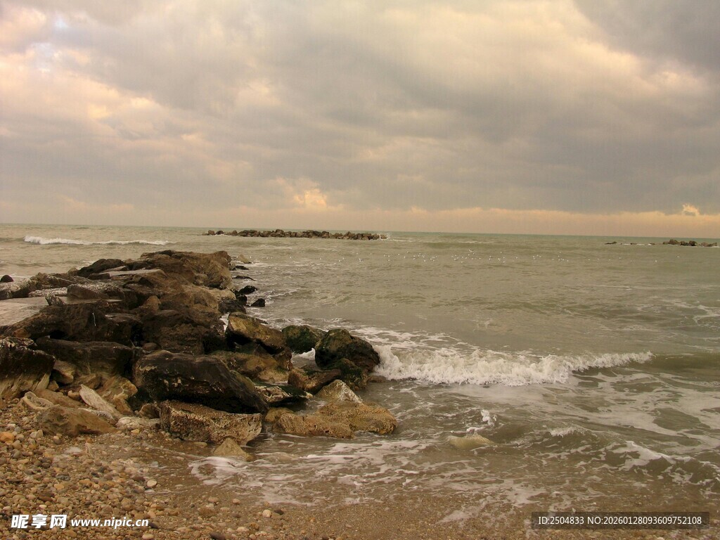 海边礁石与起伏海浪景象