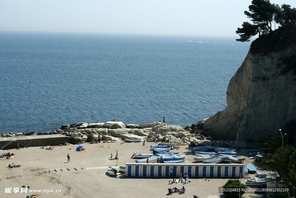 海边悬崖下的休闲沙滩