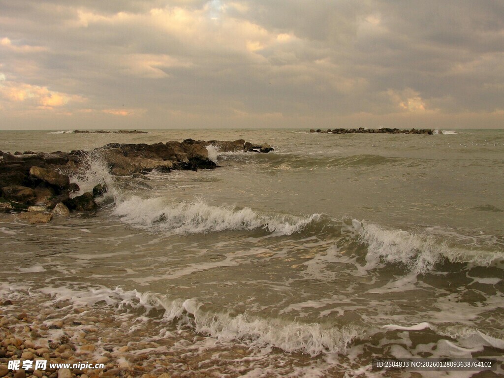 海边暮色下的翻涌浪花