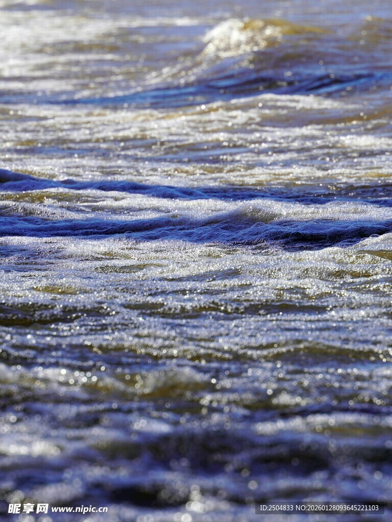海浪翻涌的自然景象