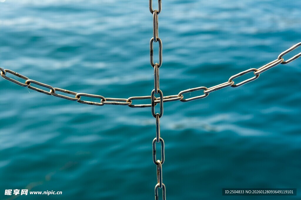海面上交叉的金属链条